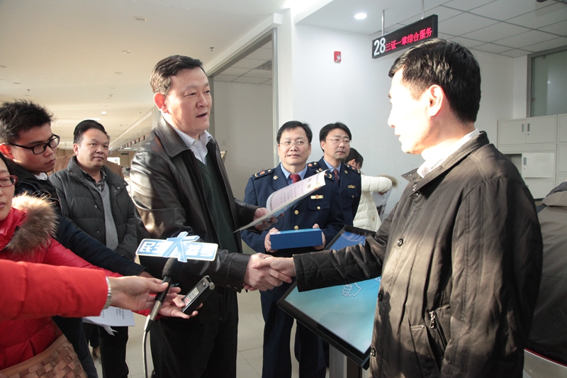 (鄭州市工商局黨組成員、副局長(cháng)江洪為企業(yè)頒發(fā)河南省第一份“三證一章”)