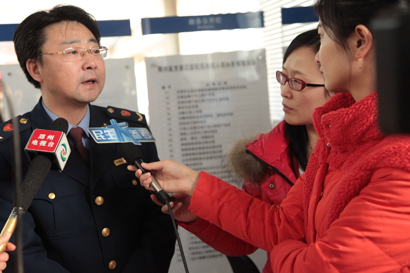 （鄭州市工商局鄭州機場(chǎng)分局副局長(cháng)張帆接受省市媒體采訪(fǎng)）