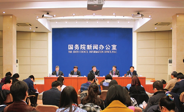 劉玉亭在國務(wù)院政策例行吹風(fēng)會(huì )上就商事制度改革答記者問(wèn)