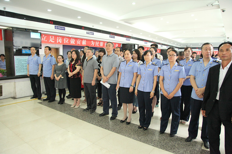 鄭州市工商局頒發(fā)全市首張“三證合一、一照一碼”營(yíng)業(yè)執照
