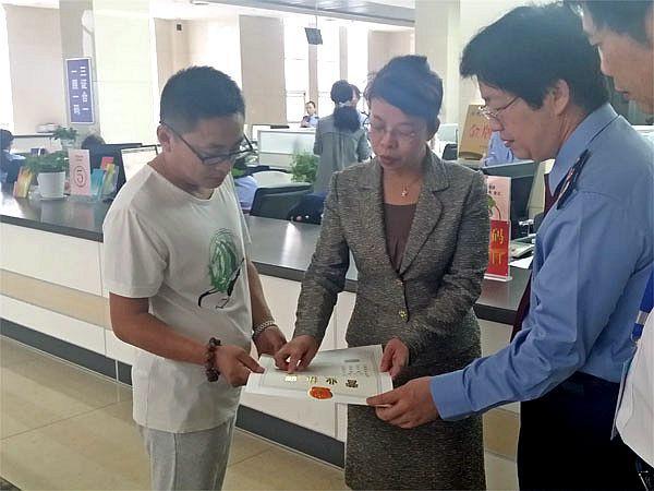 河南省首張“三證合一一照一碼”營(yíng)業(yè)執照在鶴壁成功發(fā)出