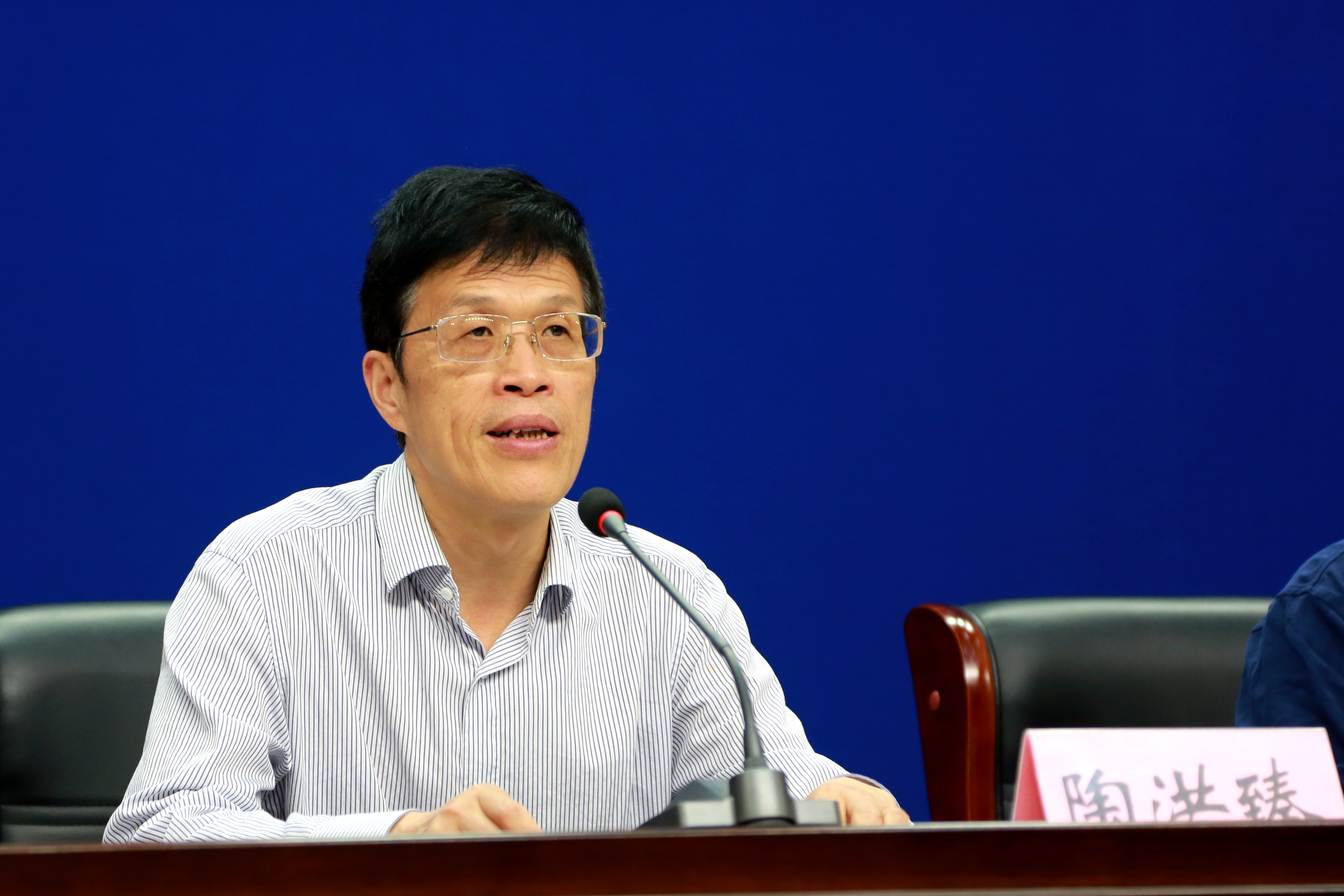 省工商局黨組成員、副局長(cháng)陶洪臻通報相關(guān)情況并回答記者提問(wèn)