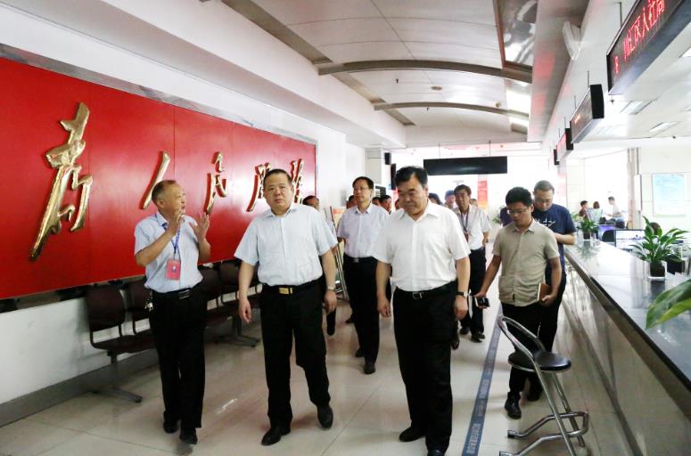 馬林青、劉繼標在周口市行政服務(wù)中心了解工商窗口便民服務(wù)情況
