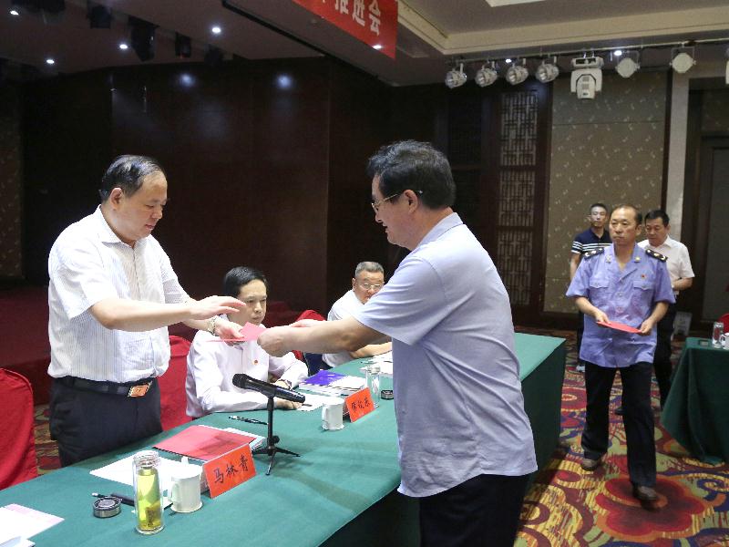 參會(huì )的省轄市、省直管縣（市）工商局負責人向馬林青局長(cháng)遞交掃黑除惡專(zhuān)項斗爭承諾書(shū)